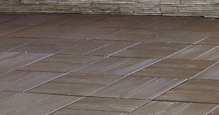 Бетонная брусчатка двора в Устях-Джегуте в октябре