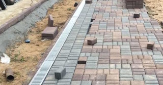 Профессиональная укладка плитки на улице в Устях-Джегуте в октябре