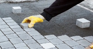 Монтаж тротуарной плитки на даче в Устях-Джегуте в октябре