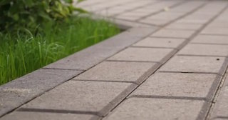Профессиональная укладка тротуарных дорожек в Устях-Джегуте в октябре